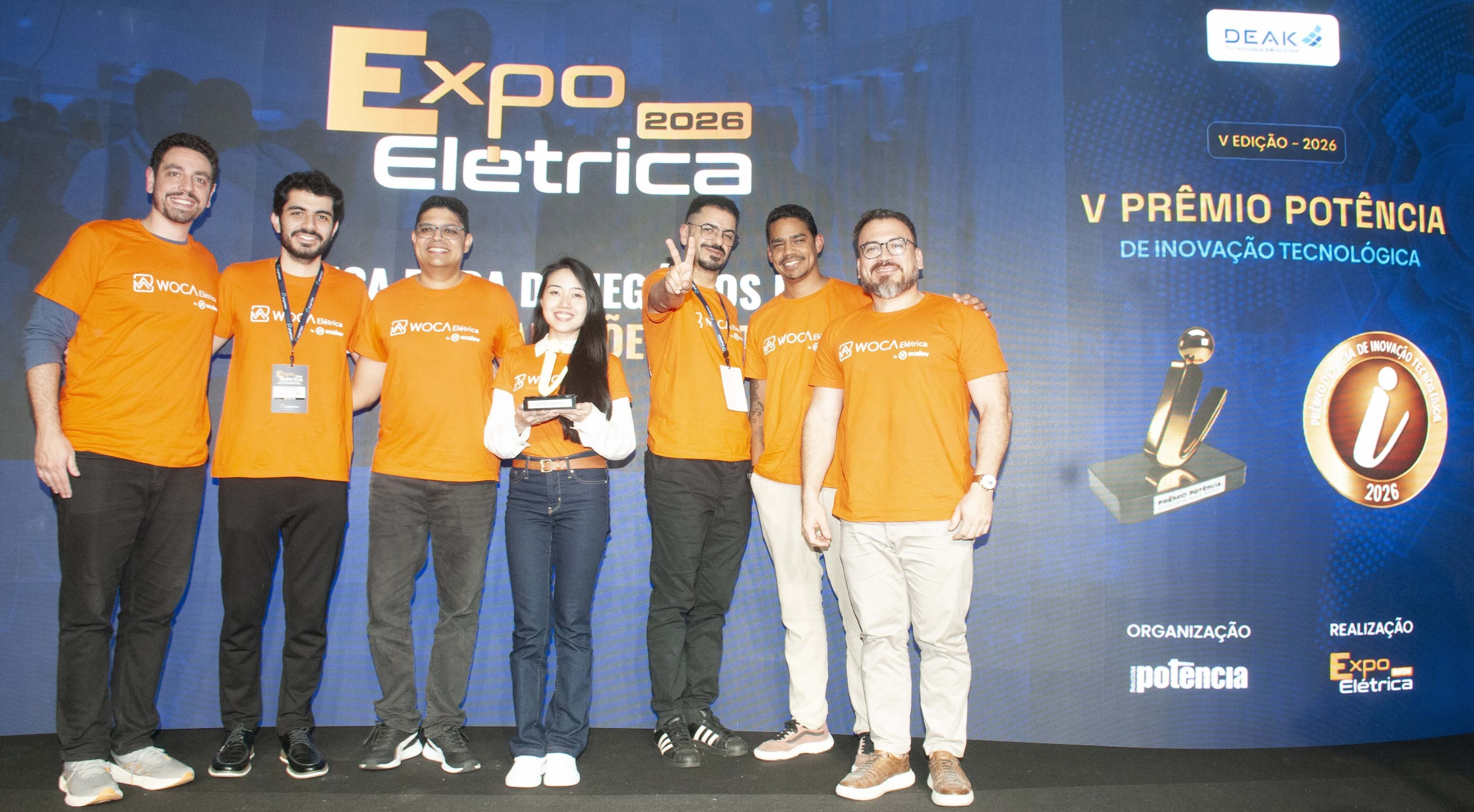 Equipe do Woca recebendo o troféu do V Prêmio Potência de Inovação Tecnológica na Expo Elétrica 2026